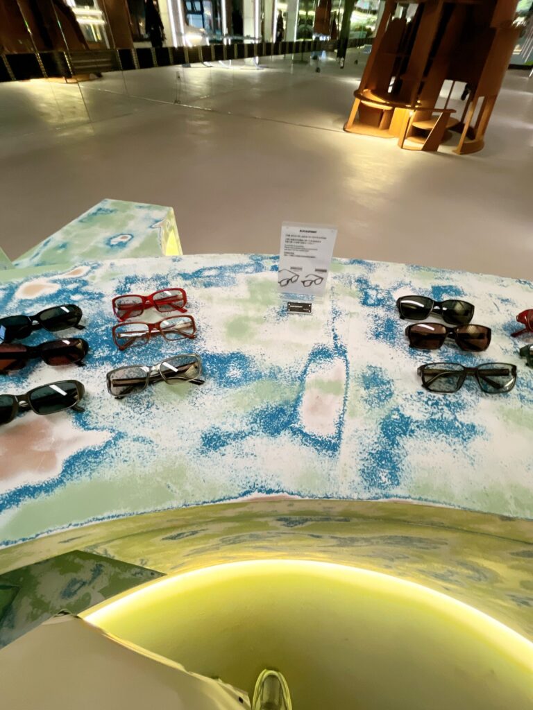 blue-elephant スペース聖水
オシャレな什器に素敵なサングラスがディスプレイ