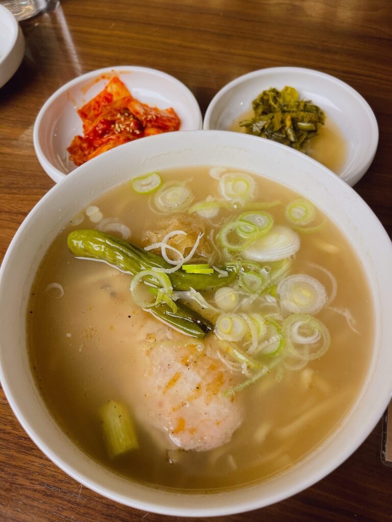 HOISIK(ホイシク / 호이식)安国店
炙り鶏カルグクスとマンドゥ2個のセット