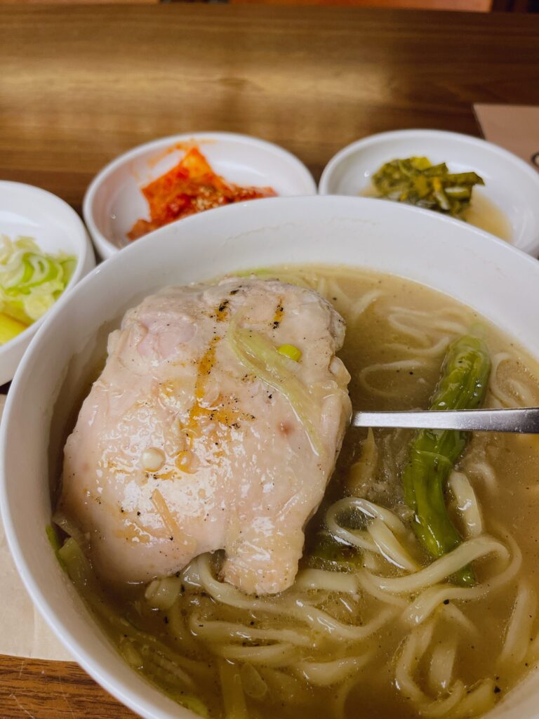 HOISIK(ホイシク / 호이식)安国店
炙られた鶏肉の香ばしい匂いが漂います