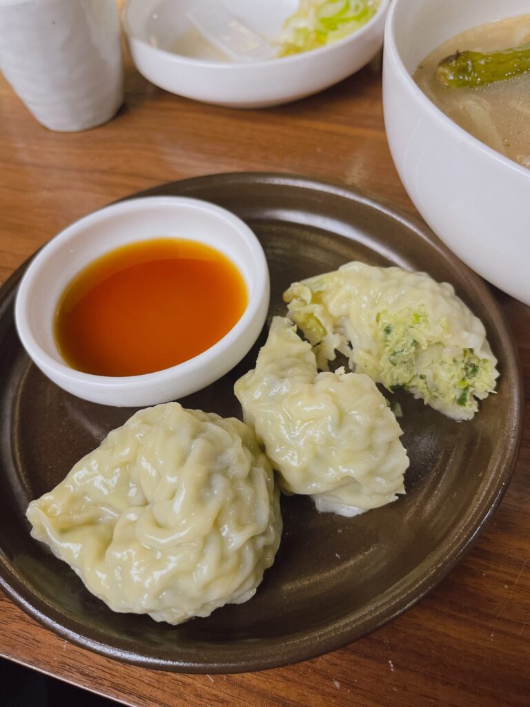 HOISIK(ホイシク / 호이식)安国店
セットのマンドゥ(蒸し餃子)が、とにかく大きい