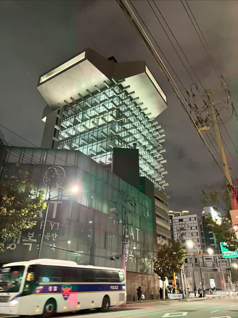 「HAUS NOWHERE SEOUL（ハウス ノーウェア ソウル）夜の外観