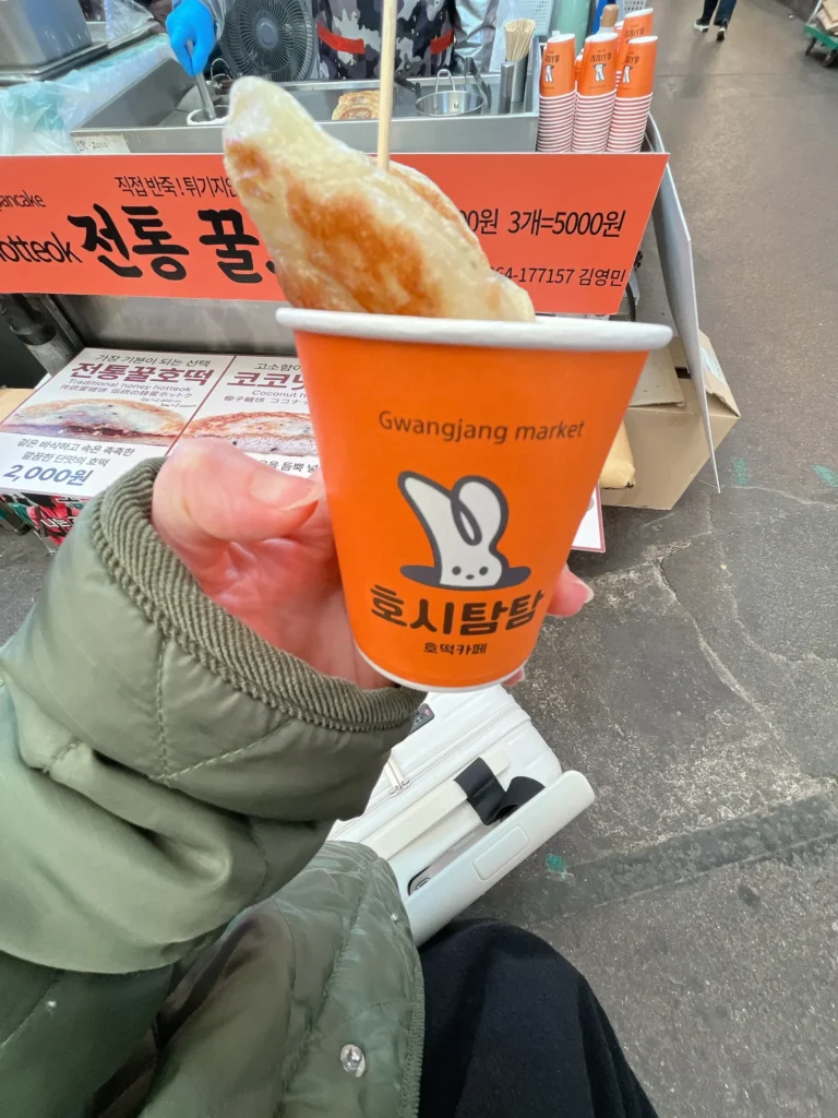 広蔵市場 「ホシタムタム（호시탐탐）」ホットク
可愛いオレンジ色のうさぎイラストカップに入れてくれます