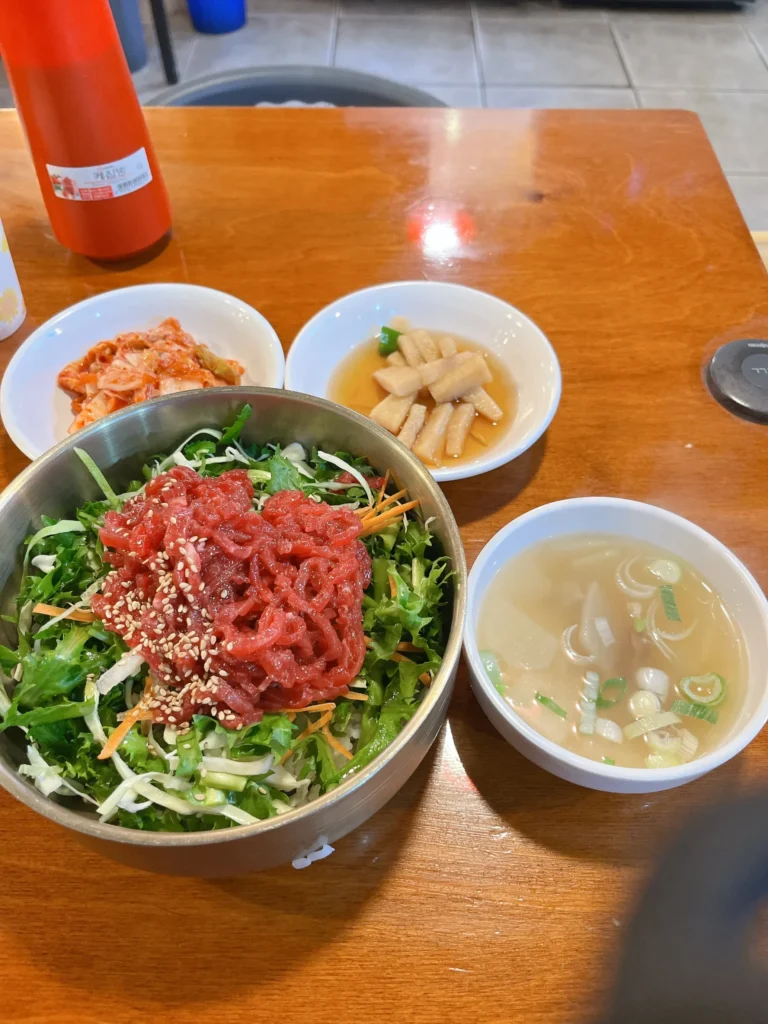 広蔵市場
晋州（チンジュ）ユッケのユッケビビンバ（並：10,000ウォン）は、普通サイズでもユッケがたっぷり