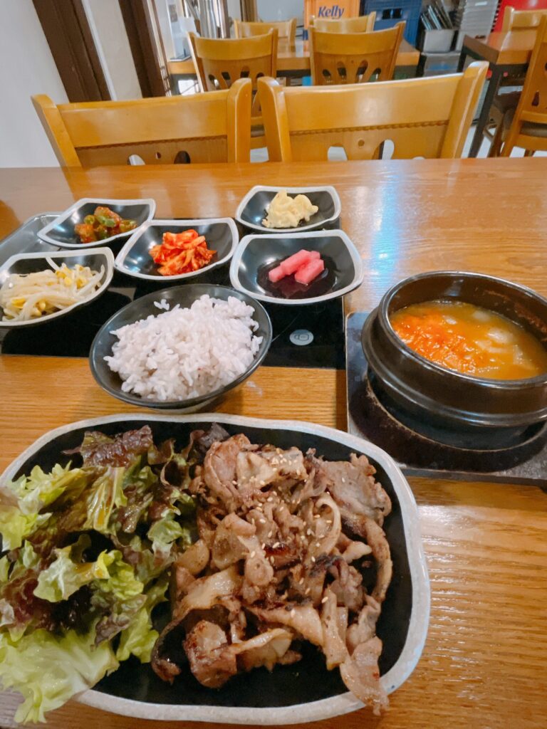 6842コギパプサン
炭火の香りが食欲をそそるプルコギ定食 ひとりでこれだけの種類が食べられるのは嬉しいですね