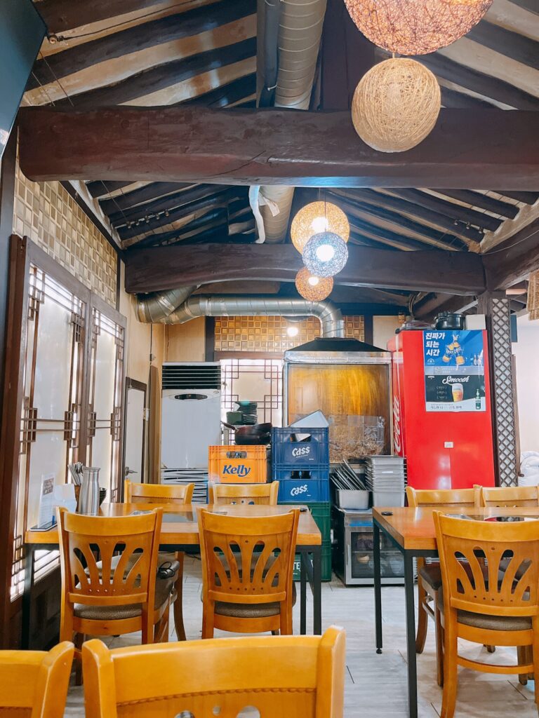 6842コギパプサン ゆったりとした時間が流れる店内で 旅の疲れも癒されます