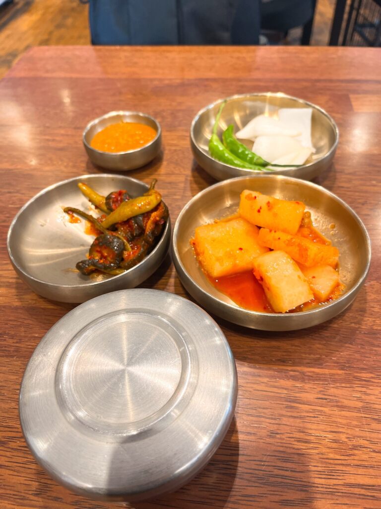 鍾路3街「プッチョンムグンファ(北村無窮花)」 パンチャン(おかず)がすぐに届きます