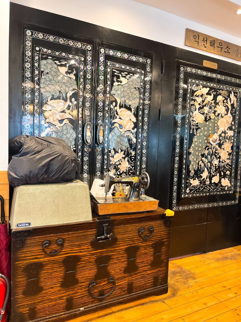 鍾路3街「プッチョンムグンファ(北村無窮花)」
伝統的な調度品が並ぶモダンな店内