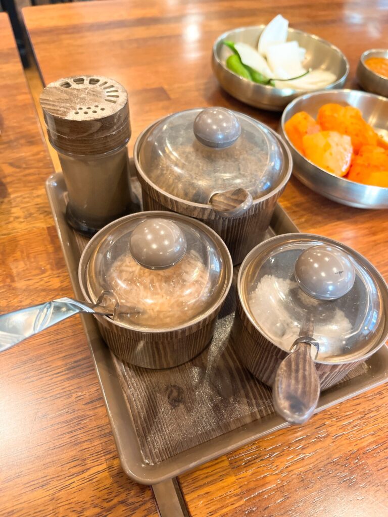 鍾路3街「プッチョンムグンファ(北村無窮花)」
テーブルにある調味料で自分好みにアレンジできます