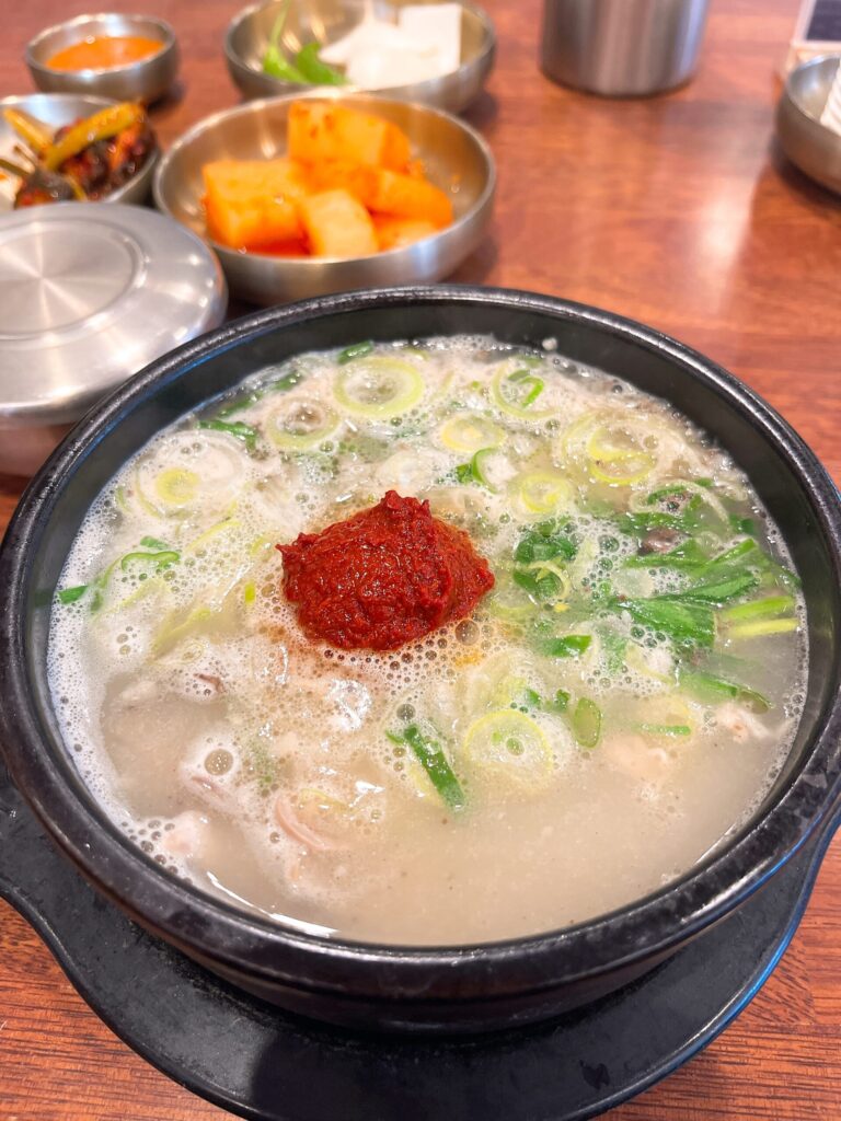 鍾路3街「プッチョンムグンファ(北村無窮花)」
熱々のスンデ盛り合わせクッパ