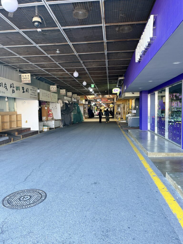 広蔵市場 西門のOFF BEAUTYからみた光景