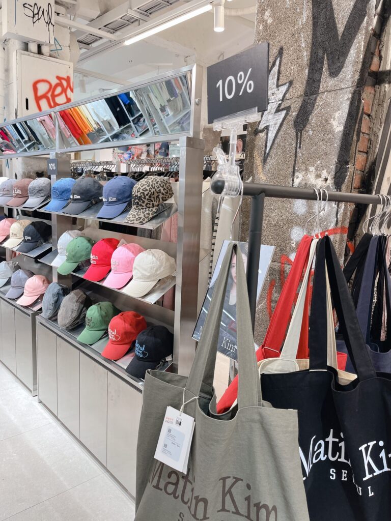 Matin Kim 広蔵市場店
キャップやバッグの種類もたくさんあって悩みます