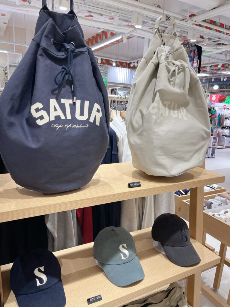 SATUR(セッター)広蔵市場店
巾着バッグ、カレッジロゴがおしゃれ