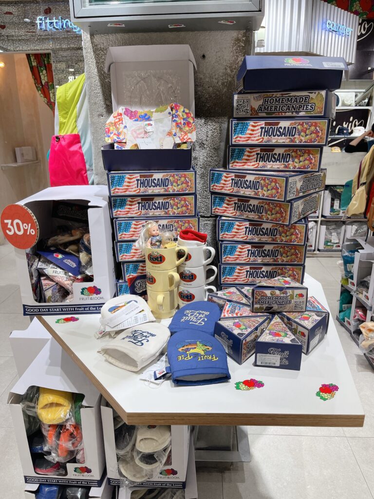 FRUIT OF THE LOOM(フルーツオブザルーム)広蔵市場
可愛い小物もアウトレット価格