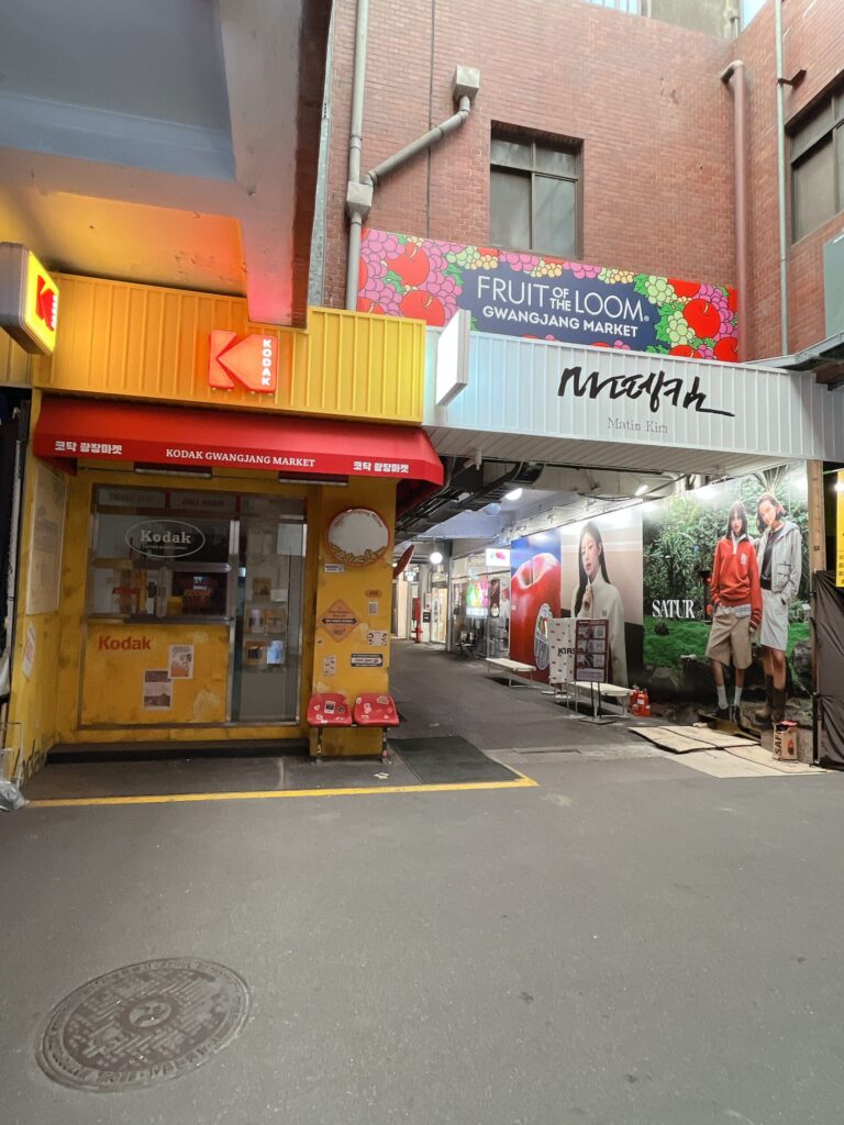 広蔵市場 西門のKodak前
ここを左に曲がるとファッションエリア