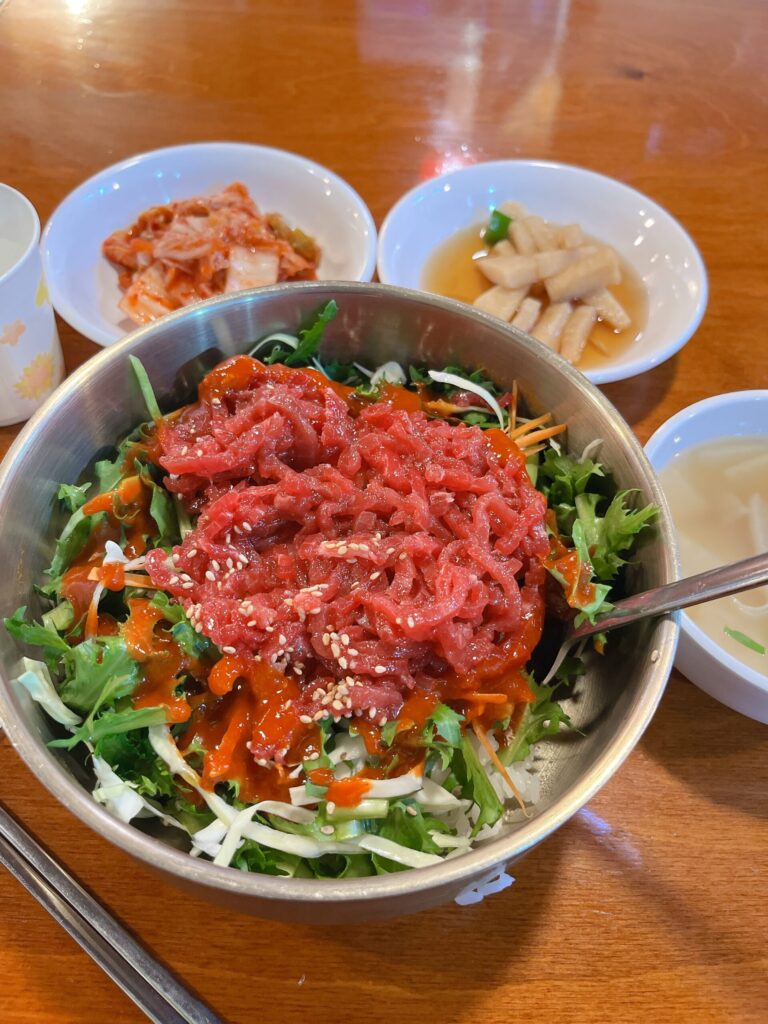 広蔵市場 晋州（チンジュ）ユッケのユッケビビンバ（並：10,000ウォン）は、普通サイズでもユッケがたっぷり