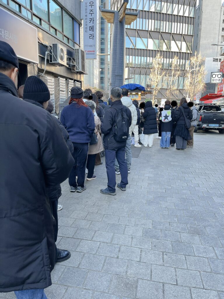 南大門市場 ゲート2付近 青い屋台の野菜ホットクのお店には行列が