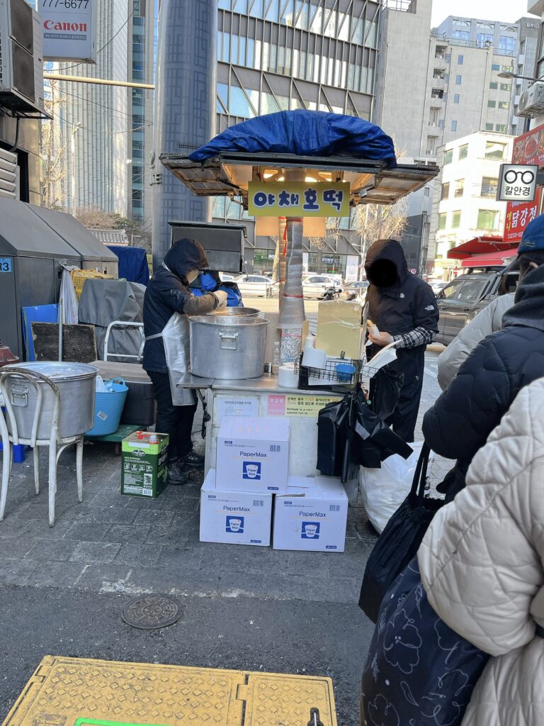 南大門市場 ゲート2付近の青い屋台のホットク屋さん外はカリッと中はもっちりとした食感と、甘しょっぱいタレの組み合わせがクセになる