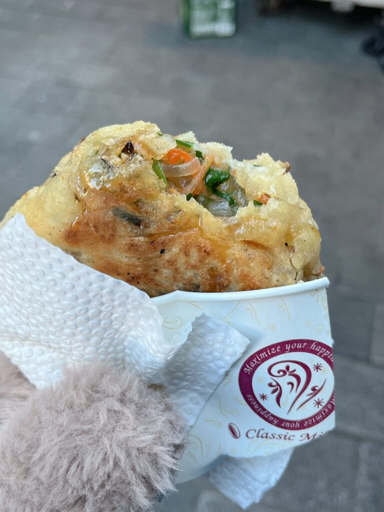 南大門市場 ゲート2付近の青い屋台のホットク屋さん外はカリッと中はもっちりとした食感と、甘しょっぱいタレの組み合わせがクセになる