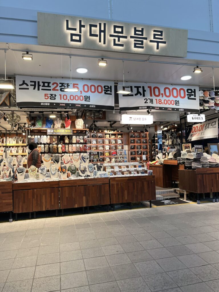 南大門市場 アーケイド内のお店はスカーフや帽子など小物がセットでお得に