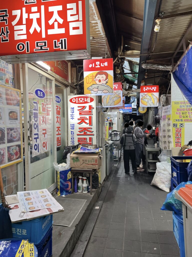 南大門市場 太刀魚横丁 開いているお店は混んでました