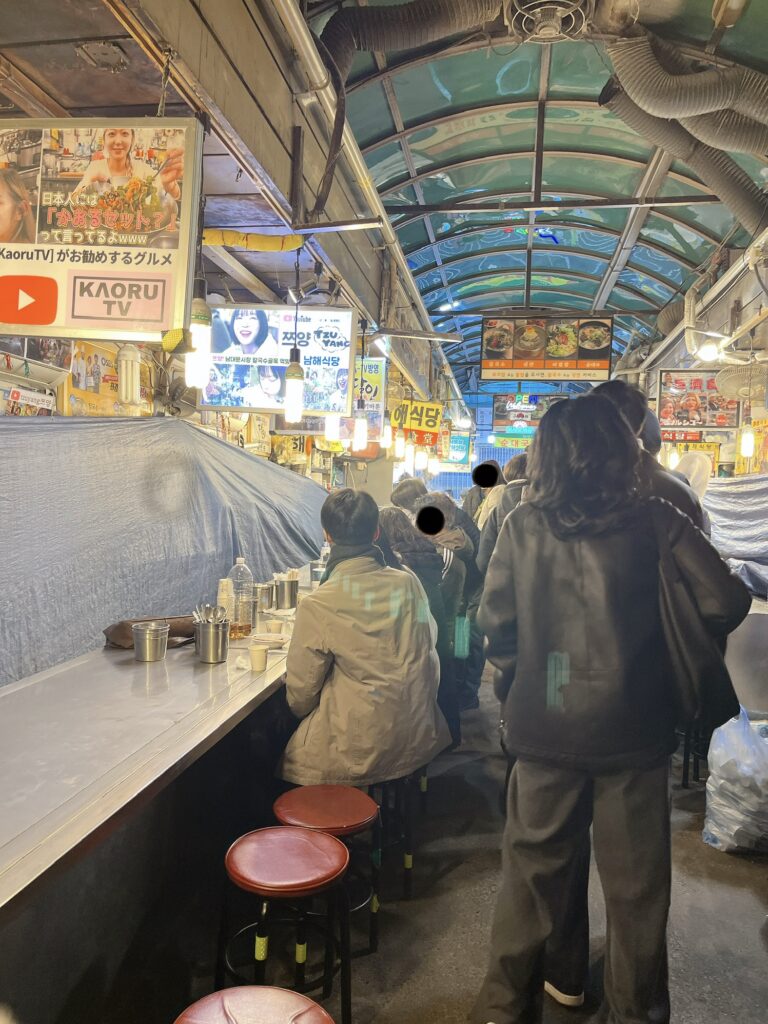 南大門市場 カルグクス横丁 閉まっているお店も多い中、混んでいました