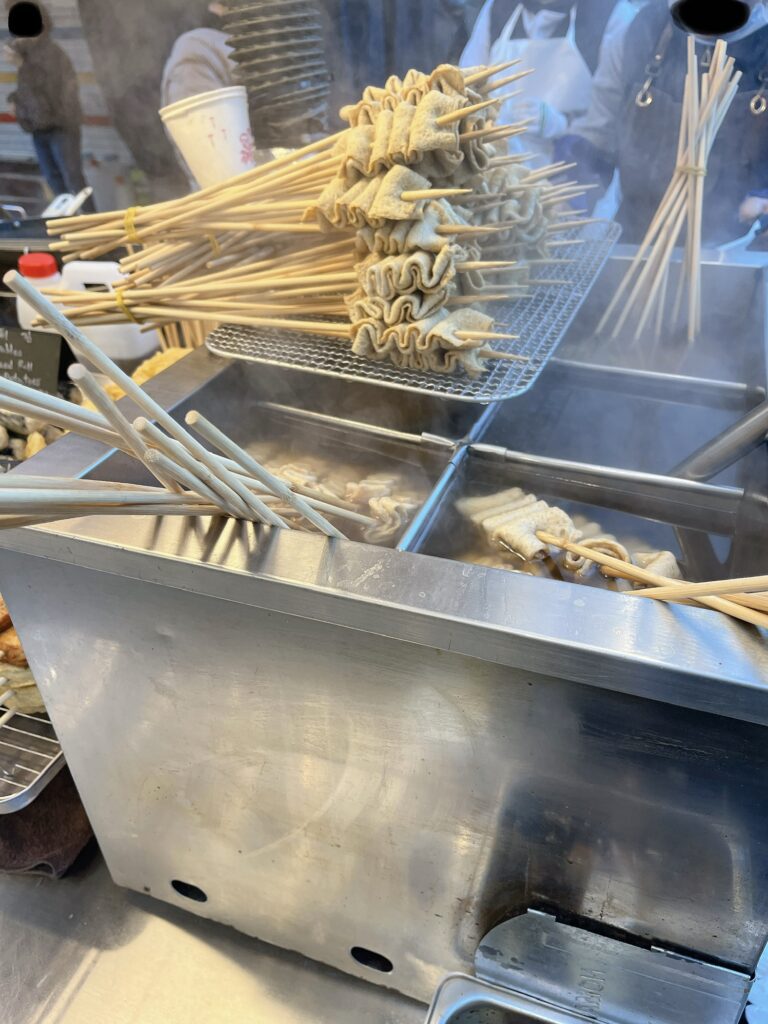 南大門市場 駅前の屋台のボリュームもあるオムク（おでん）は1,000ウォンほどとリーズナブル