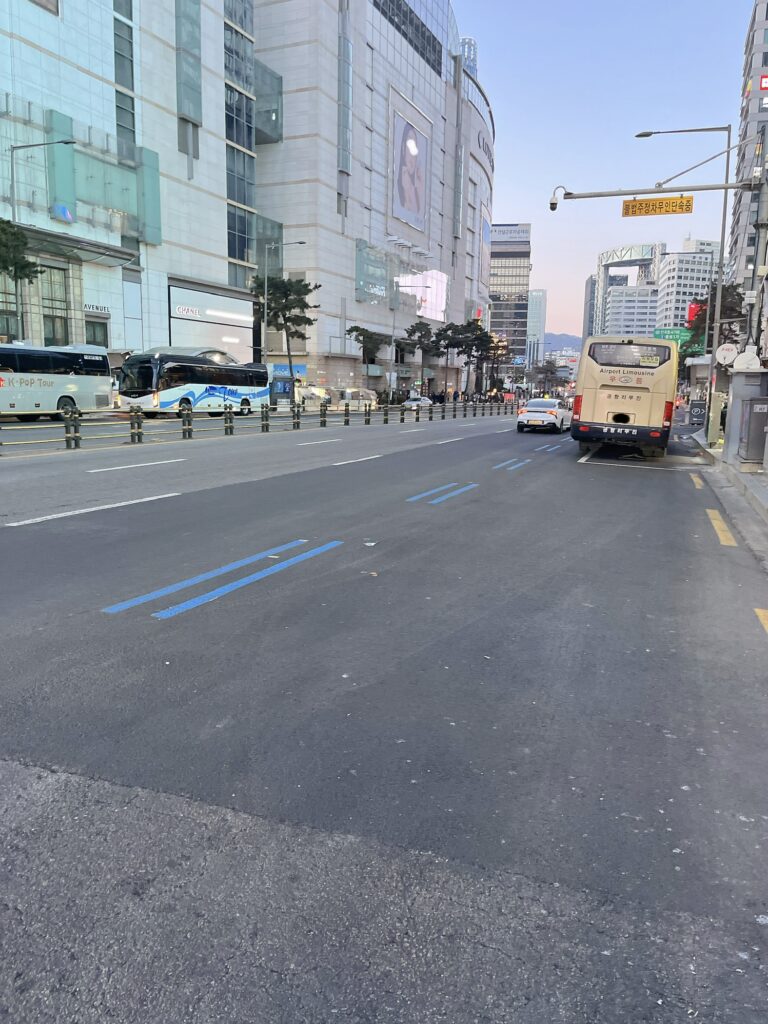 ソルラルの明洞の百貨店前交差点が空いている