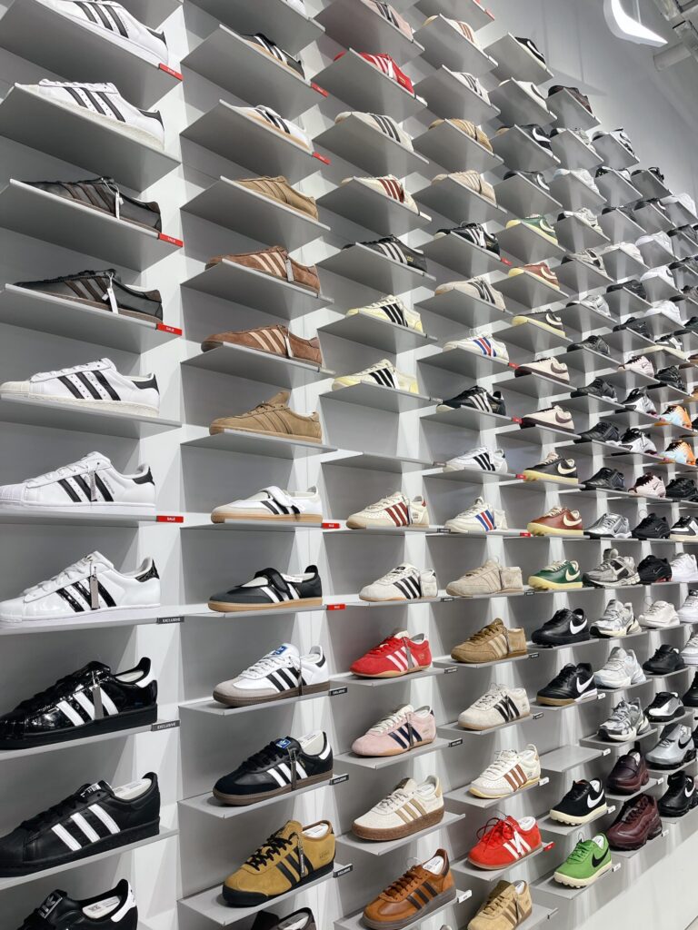 MUSINSA STORE Myeongdong
棚一面にブランドシューズがぎっしり