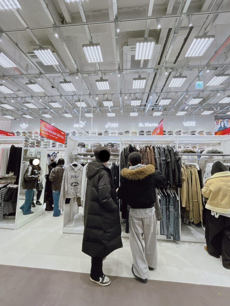 MUSINSA STORE Myeongdong
あえてコンクリート剥き出しの広々とスッキリした店内