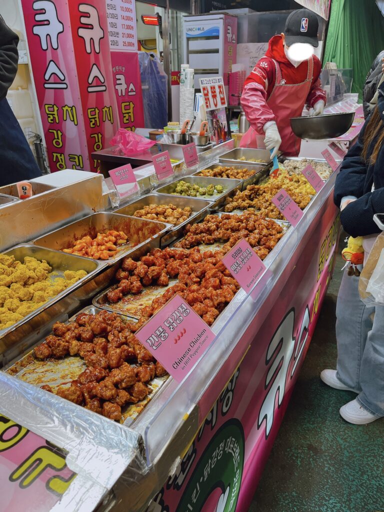 望遠市場
「キュス・タッカンジョン(큐스닭강정)」
多数のチキンが選べます