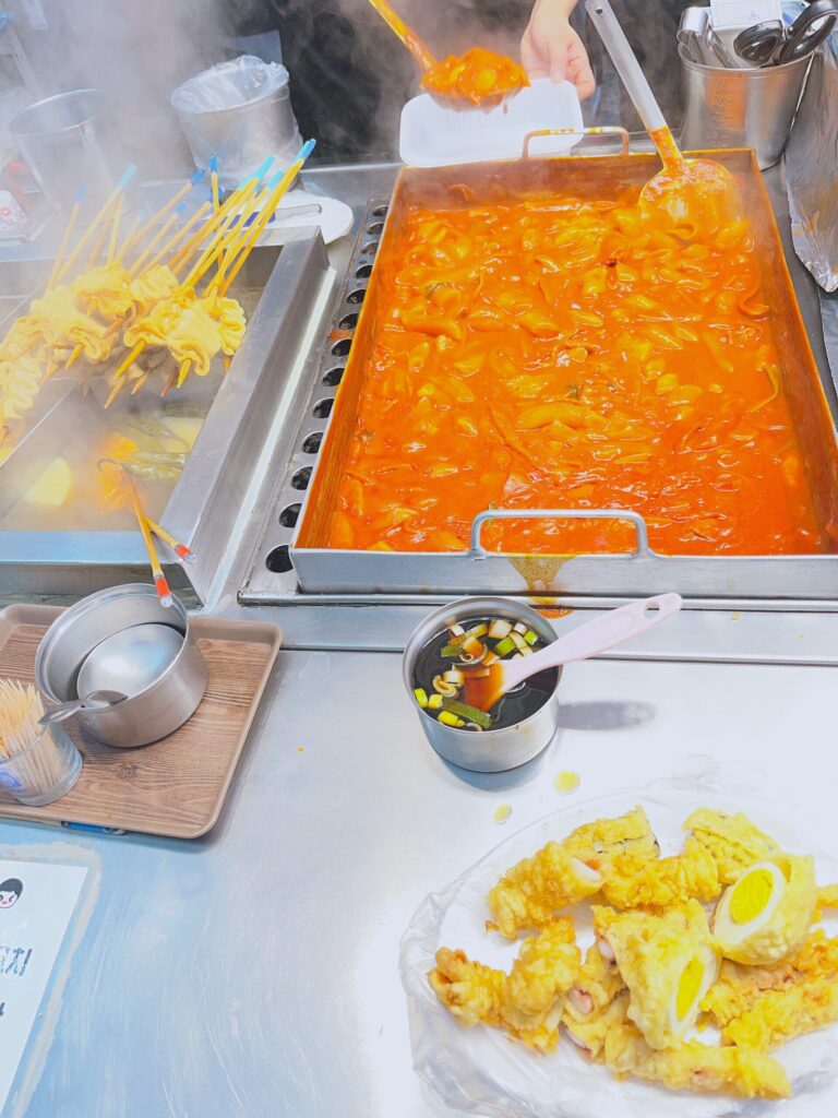 望遠市場 「釜山テウォンオムッ(부산대원어묵)」 店先で揚げたての天ぷらやオムク(おでん)を食べられます