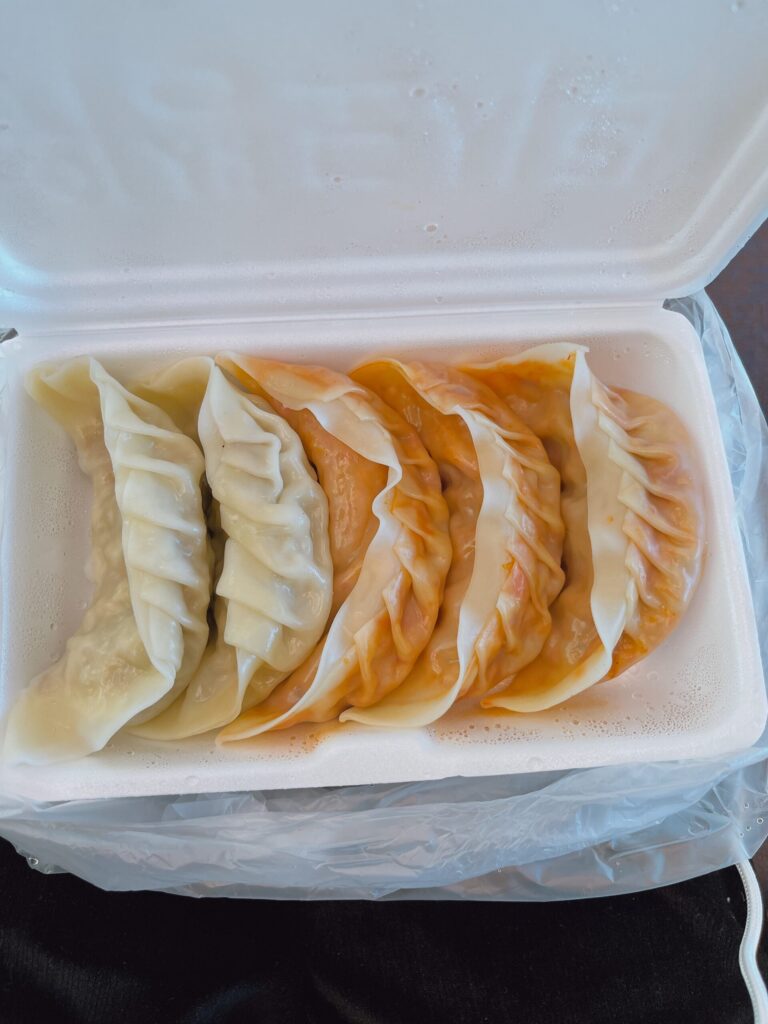 望遠市場 餃子が美味しい「望遠食堂(マンウォンシクタン / 망원식당)」
5個入りで6,000ウォン
肉とキムチのミックスを選びました