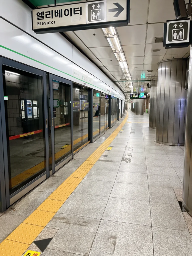 広蔵市場 鍾路5街駅の9時半ころは人がいなくてとても静か