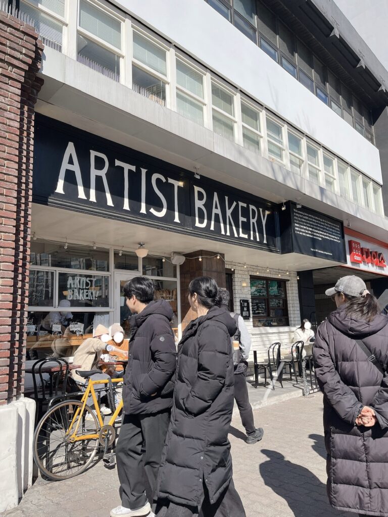 ARTIST BAKERY（アーティストベーカリー）：安国駅すぐの人気ベーカリーですが、ここは外までひとで溢れかえっていました