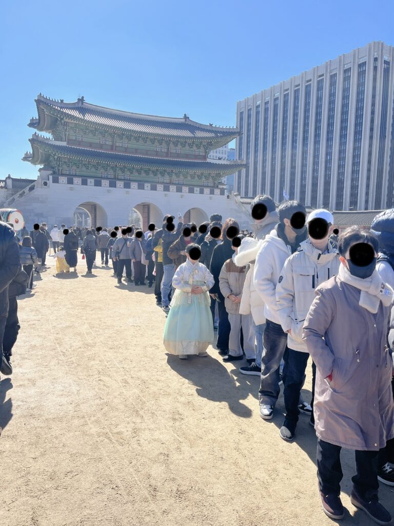 興礼門（フンネモン）前は長蛇の列ができています