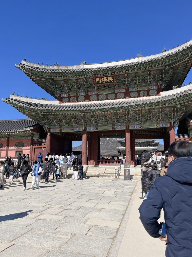 ソルラル（旧正月）当日の興礼門（フンネモン）は たくさんのひとだかり！ お祝いムード満点の賑やかな雰囲気に ひとり旅の気分も上がります