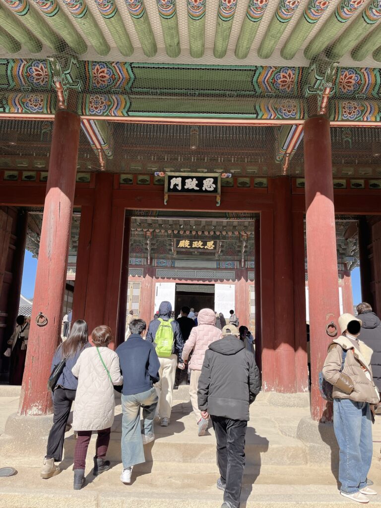 思政殿（サジョンジョン）
王様が日常の仕事をした場所とされる