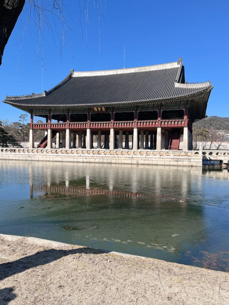 慶会楼（キョンフェル）
池に浮かぶ優雅な慶会楼（キョンフェル）水面に映り込む姿も美しく、BTSのパフォーマンスを思い出す特別な景色です