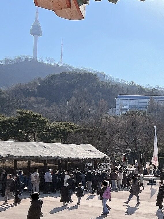 南山コル韓屋村
無料のトックク配布されていて行列ができていました