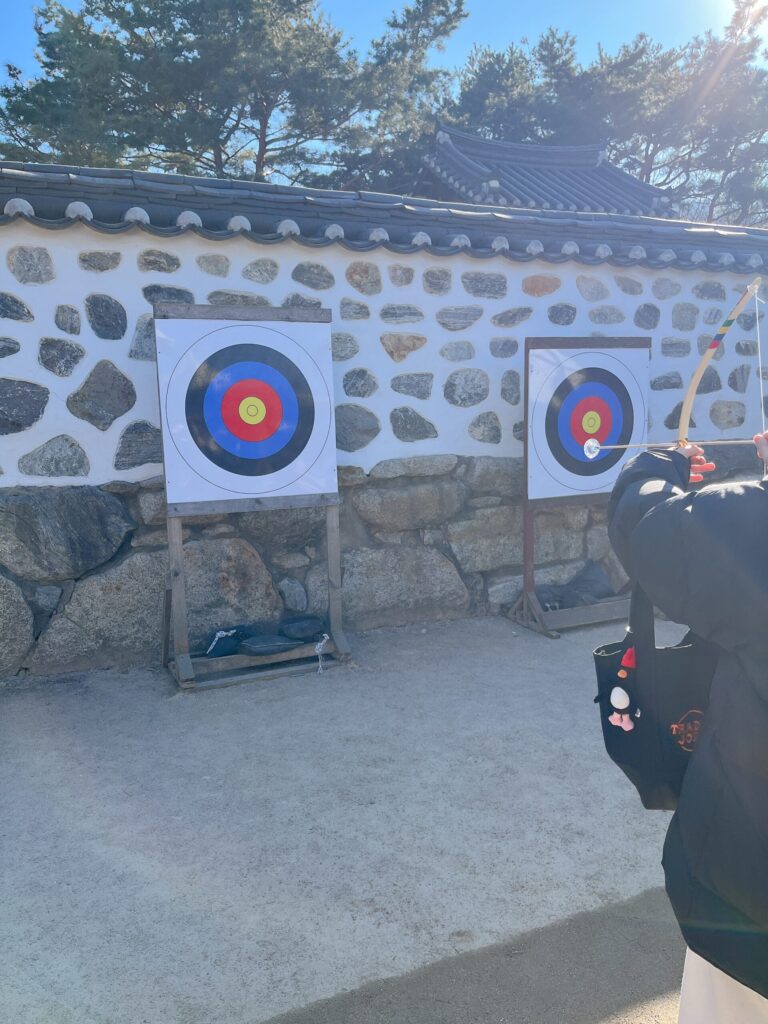 南山コル韓屋村
ファルソギ（弓矢体験）：子供でも安全な吸盤の矢で的を射抜く遊び、韓国伝統の弓術