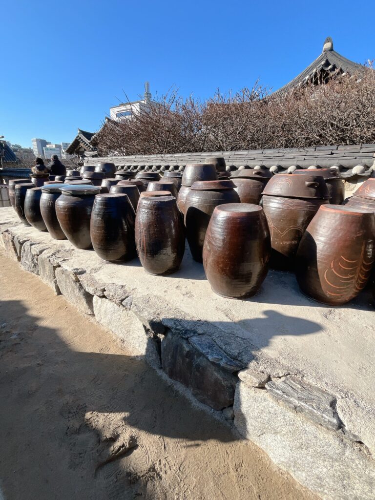 南山コル韓屋村
整然と並ぶ姿が美しい「チャンドッテ（甕置き場）」、韓国らしい風景です