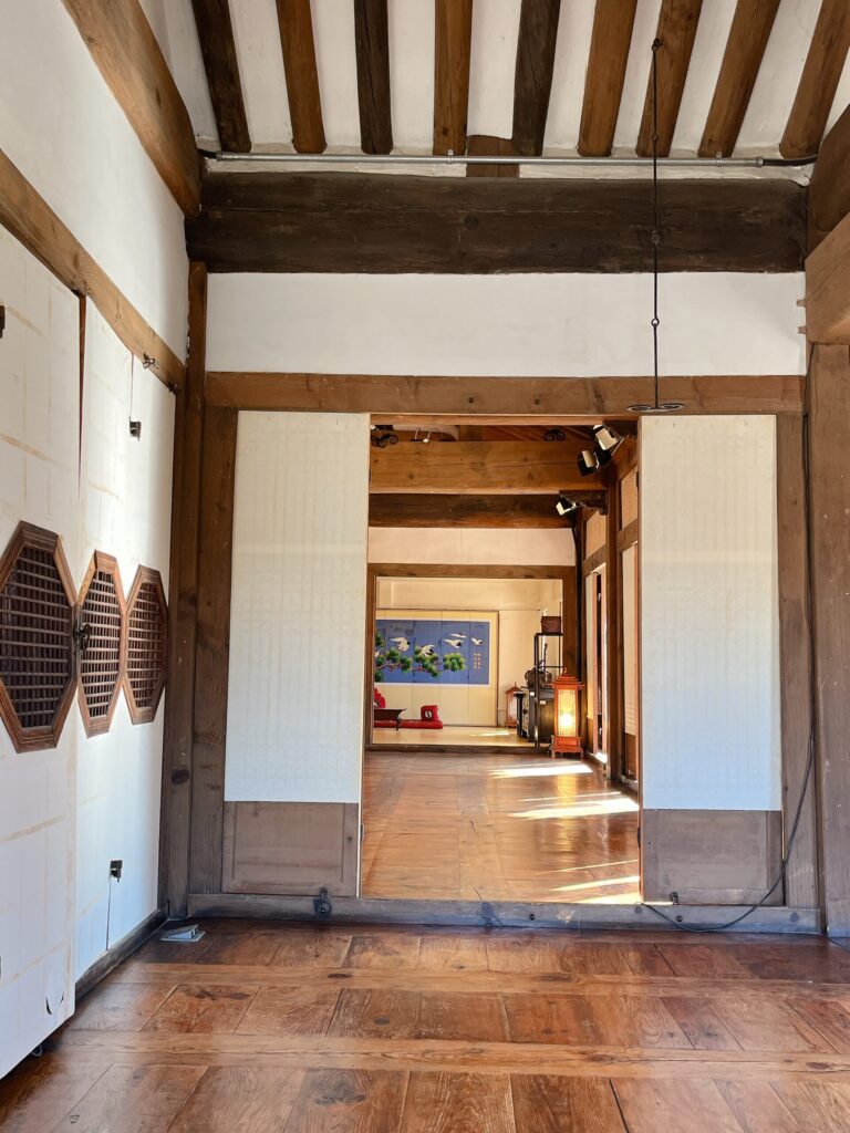 南山コル韓屋村
無料で見学できる韓屋の内部、当時の生活様式が丁寧に再現されています