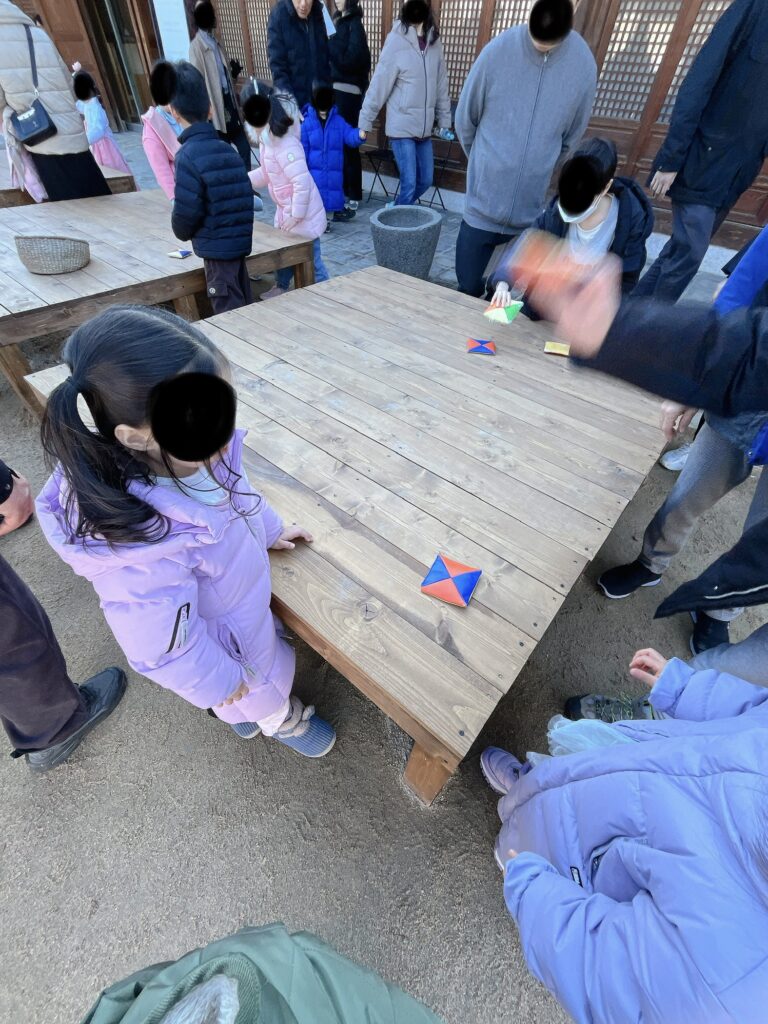 南山コル韓屋村
メンコ（タクチチギ）子供たちが楽しそうにメンコを投げていました
