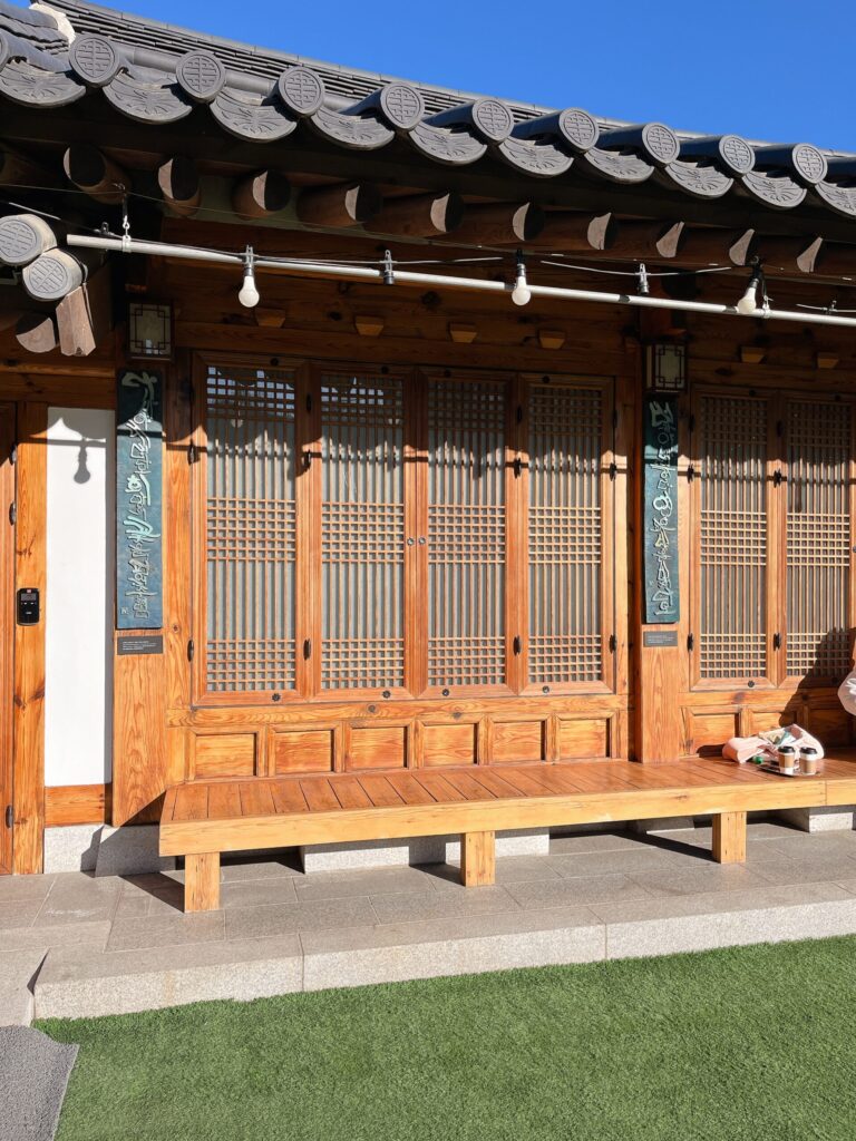 南山コル韓屋村
伝統的な建物とNソウルタワーがマッチした、素敵なカフェの外観