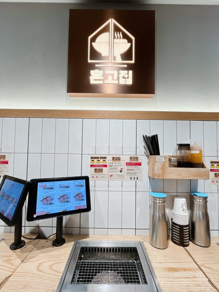 ホンゴチプ 弘大店
目の前にはひとりずつ独立した専用のロースター（コンロ）がすっきりと組み込まれています