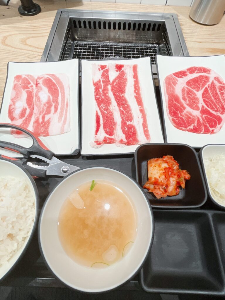 ホンゴチプ 弘大店
目の前にいっぱいのお肉とパンチャンが並びます