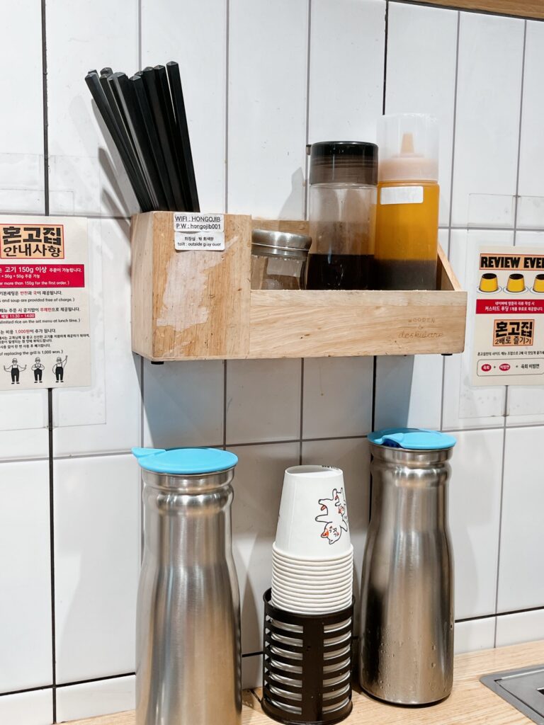 ホンゴチプ 弘大店

2種類の特製ソースが用意されており、ひとつはノーマルなソース、
もうひとつは少しピリ辛のソースになっています
お好みで食べ比べてみてください