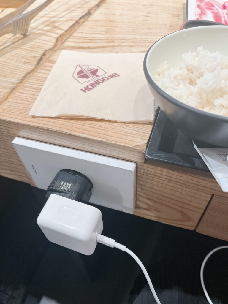 ホンゴチプ 弘大店
ひとつの席に対してひとつずつ、自由に使えるコンセントが完備されています