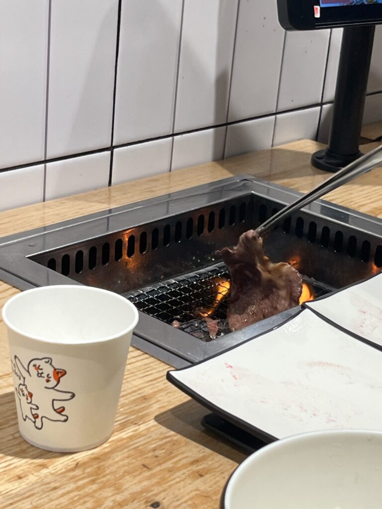 ホンゴチプ 弘大店

自分のペースでお肉を1枚ずつ焼くことができるのは
嬉しいポイントですよね