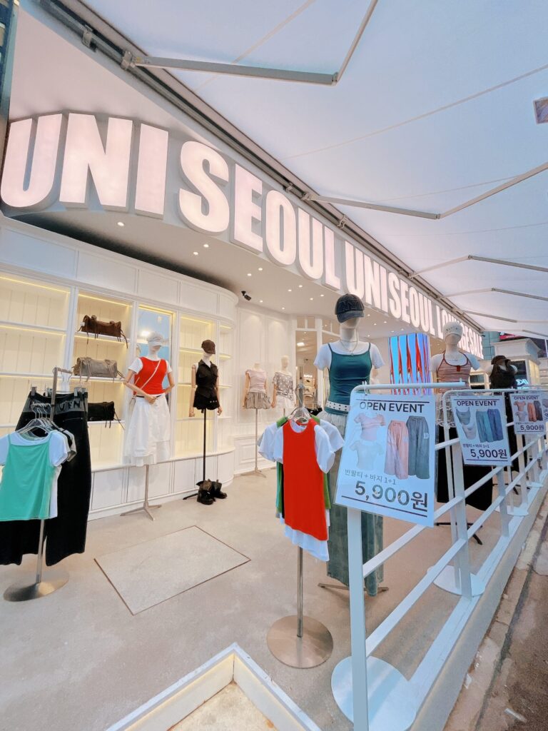 UNI SEOUL（ユニソウル）弘大店
韓国トレンドのガーリーな雰囲気を取り入れた、ライフスタイル・ファッションショップです